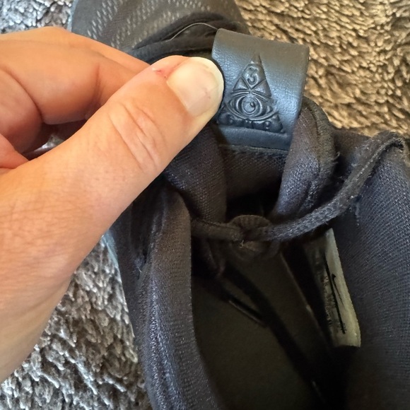 NIKE Kyrie 4 Blackouts Kids Basketball Shoes - Picture 4 of 11